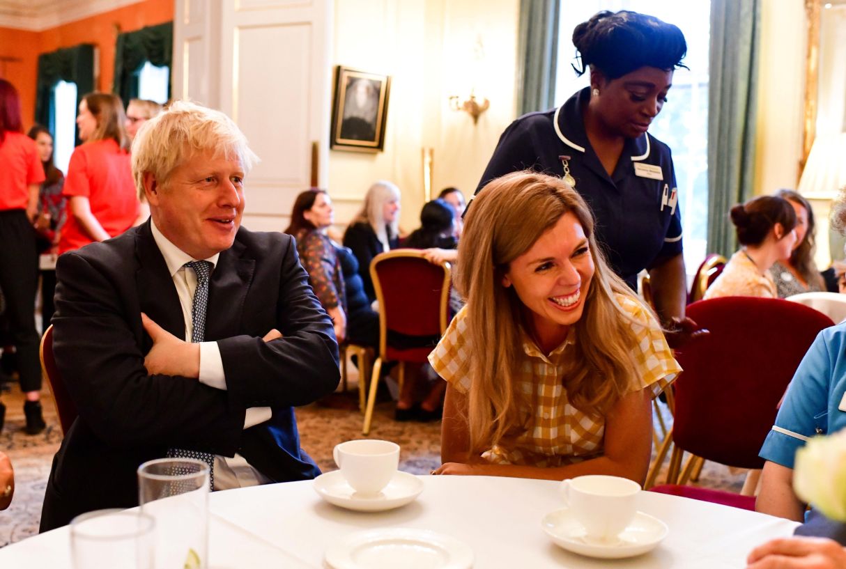 El primer ministro de Gran Bretaña, Boris Johnson, se sienta junto a su pareja Carrie Symonds. (Foto: Reuters).