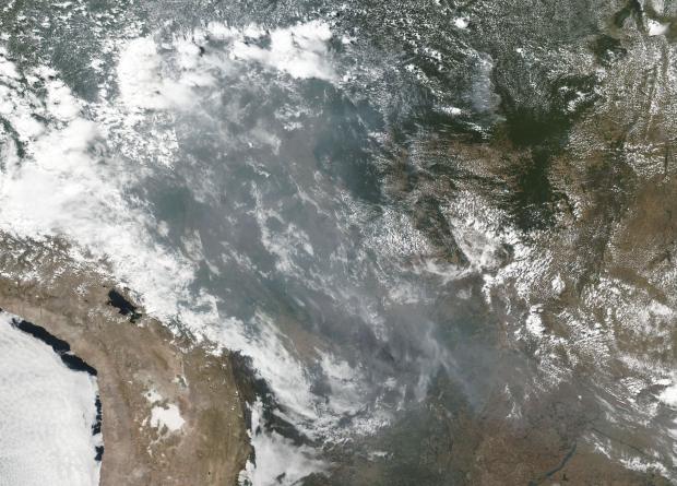El humo e incendios en varios estados dentro de Brasil, incluidos Amazonas, Mato Grosso y Rondônia, aparecen en esta imagen satelital tomada desde el espacio. (Foto: AFP)