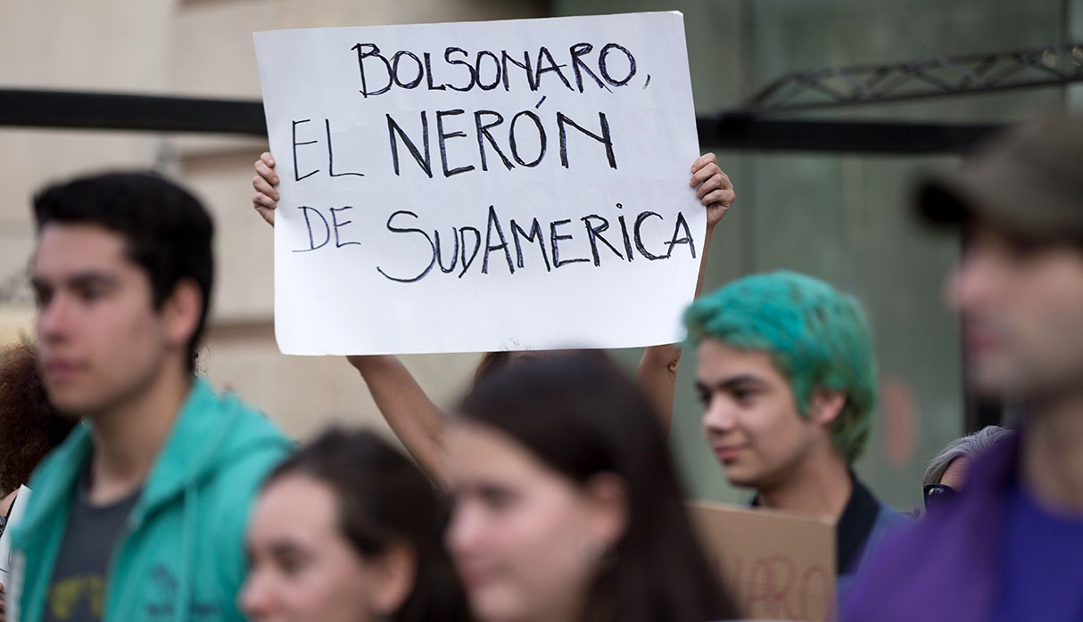 Protestas en la embajada de Brasil, en Santiago de Chile. (Foto: EFE)