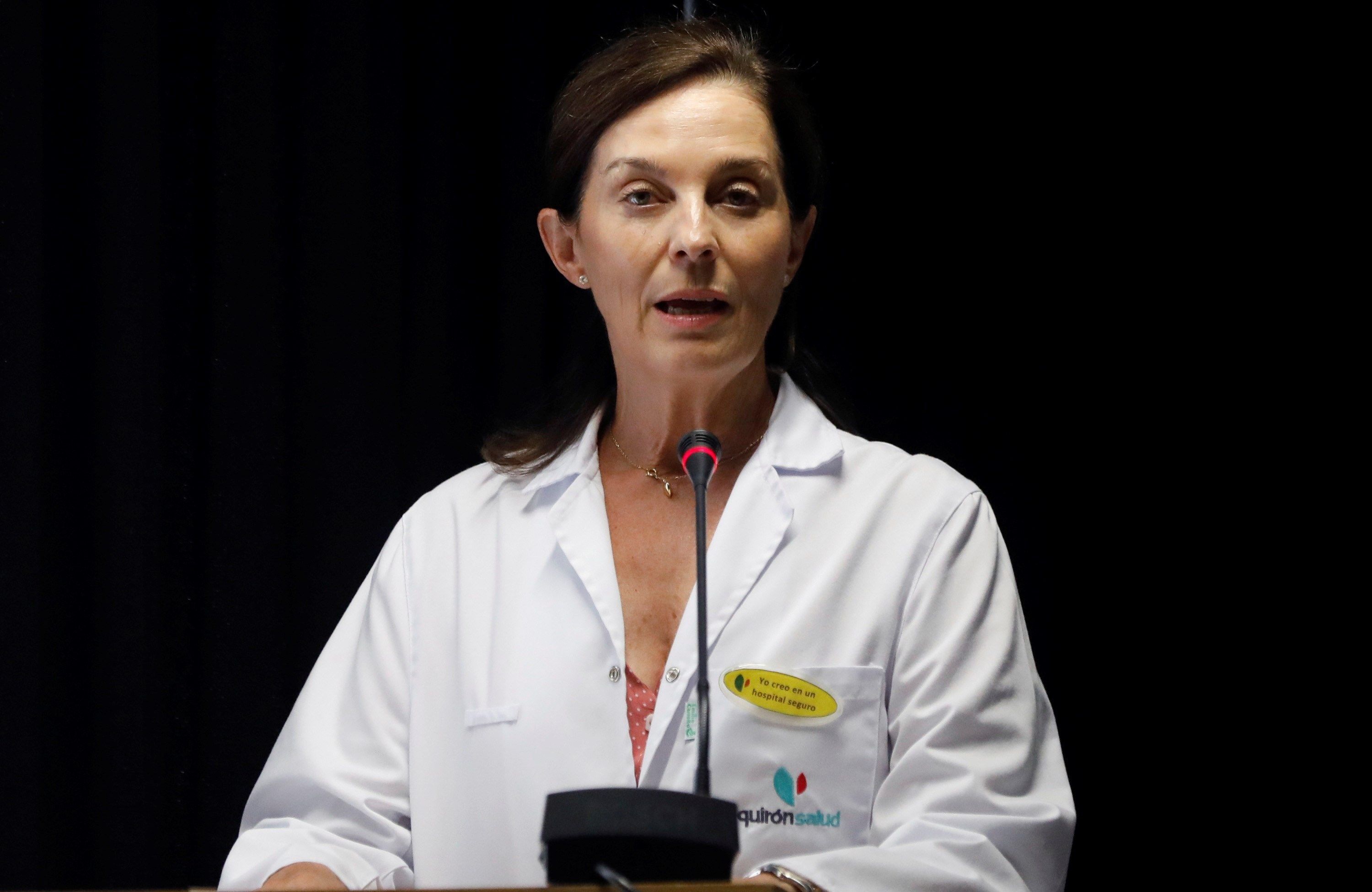 La directora gerente del hospital Quirón de Pozuelo de Alarcón, la doctora Lucía Alonso, ofreció una rueda de prensa. (Foto: EFE)