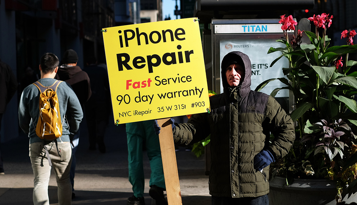 Existen talleres no autorizados por Apple que reparan iPhones. Ahora podrán certificarse por esta compañía y ofrecer repuestos originales. (Foto: AFP)