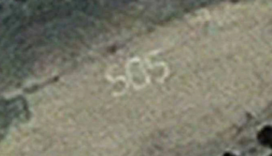 Esta fue una de las señales que realizó Adam Jones en el suelo de la isla con la finalidad de que alguien la vea. (Foto: Google)