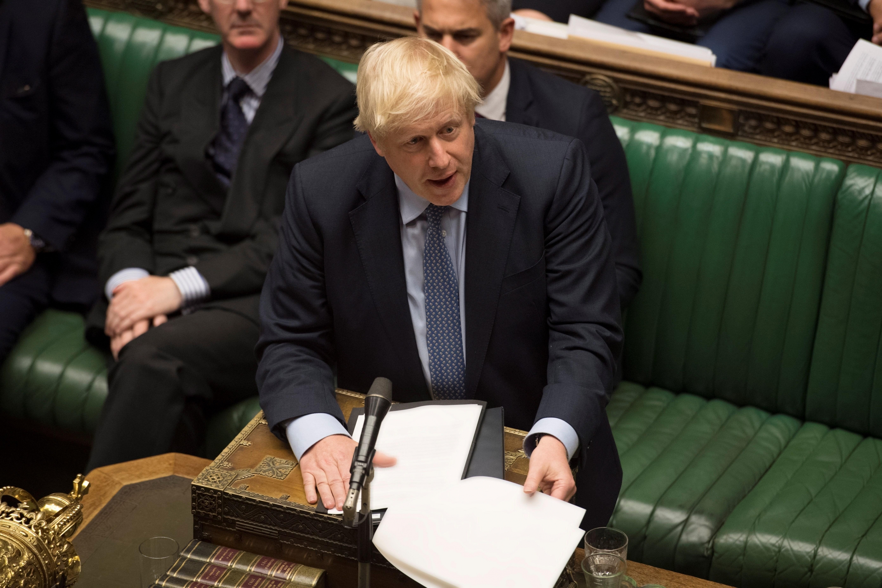 Foto distribuida por el Parlamento del Reino Unido muestra al primer ministro Boris Johnson durante un debate en la Cámara de los Comunes en Londres. (Foto: EFE)