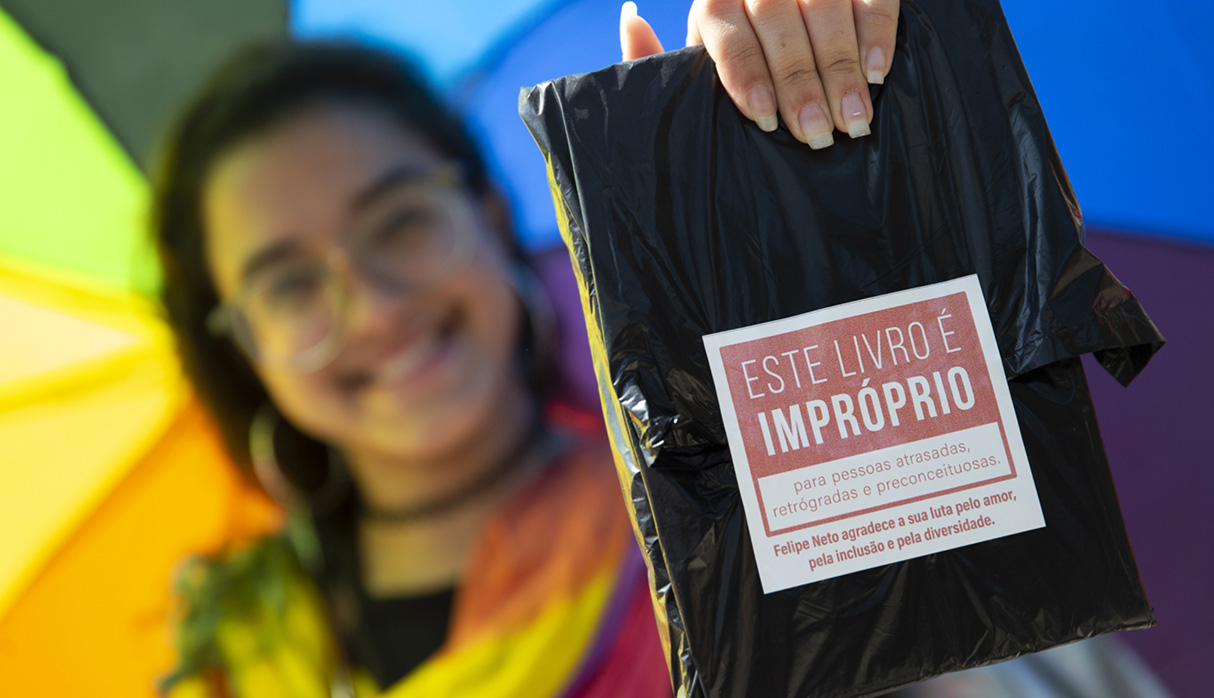 Libros con temas homosexuales en Río de Janeiro se vendieron en bolsa negra y con una advertencia. Ello generó protestas. (Foto: AFP)