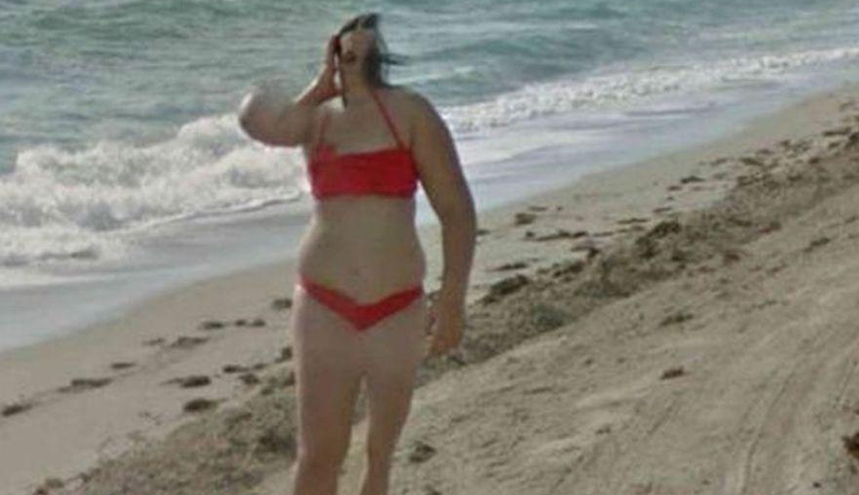 Este es la insólita captura de la mujer en la playa que muchos han convertido en viral en Google Maps.