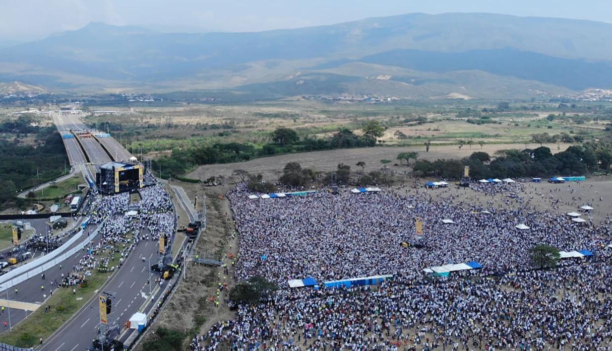 Más de 300 mil personas asistieron a concierto 'Venezuela Aid Live' en frontera. (Foto: AFP)