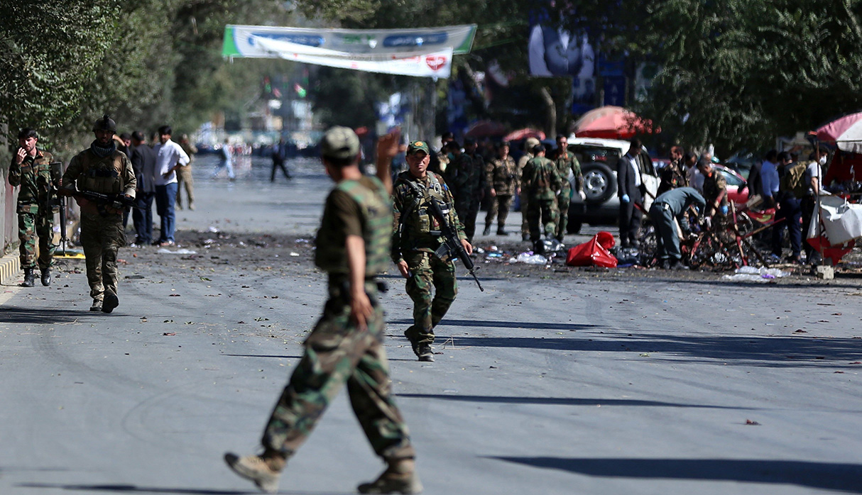 Soldados de seguridad afganos tras un ataque suicida en la puerta de uno de los departamentos del ministerio de defensa en Kabul, Afganistán, atentando que dejó decenas de muertos. (Foto: EFE)