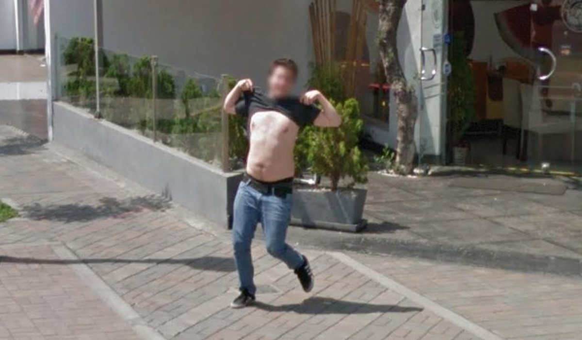 Hombre es sorprendido haciendo este insólito detalle al ver el auto de Google Maps.
