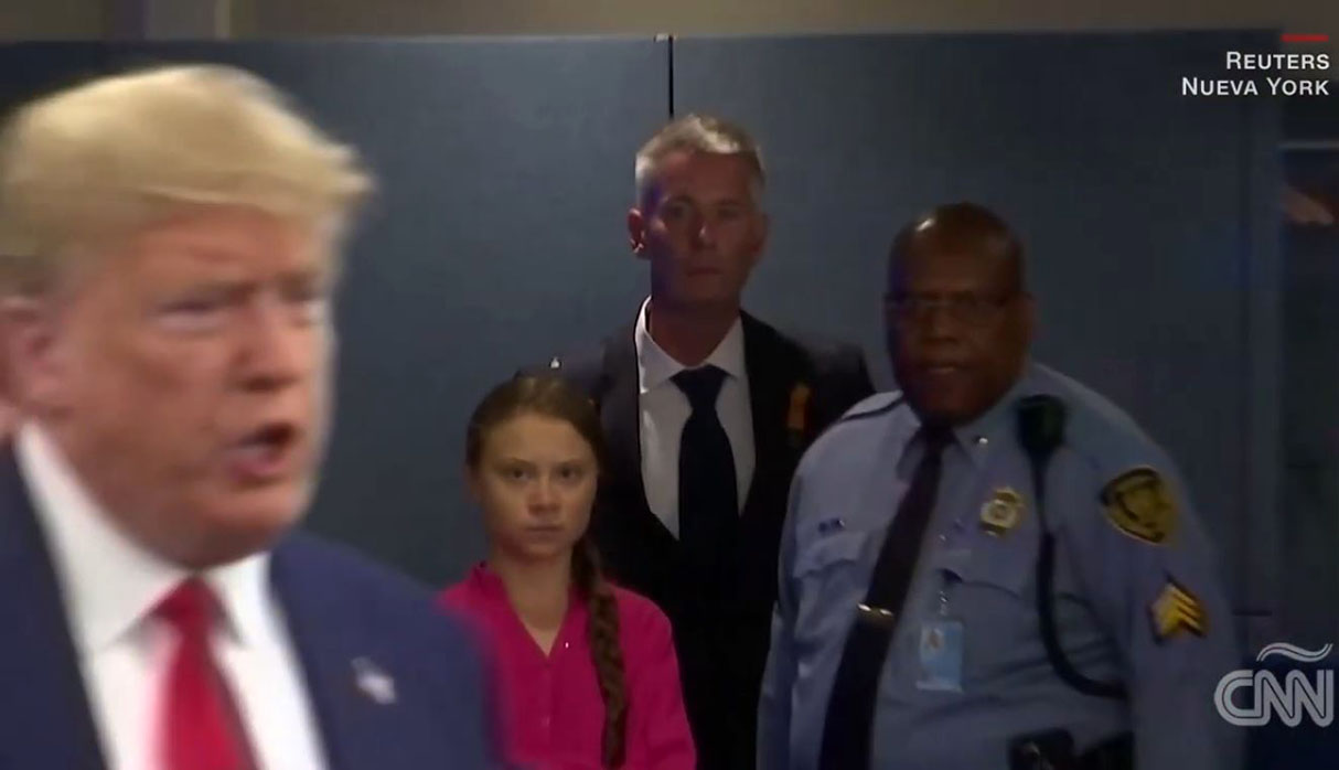 Greta Thunberg vio pasar al presidente de Estados Unidos, Donald Trump, y le dirigió fulminante mirada. (Foto: Captura de video)