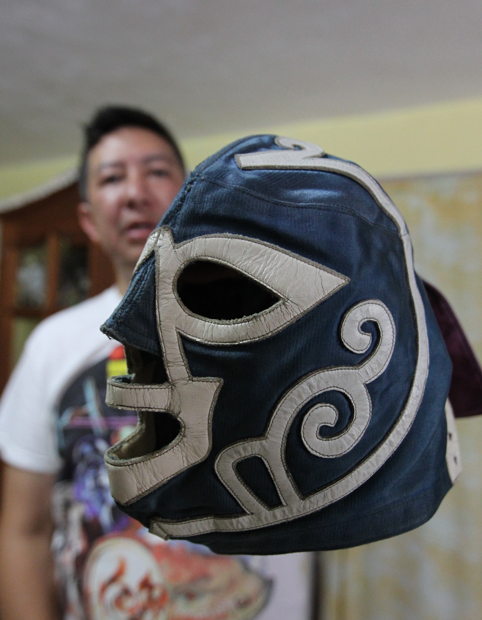Vista de una creación del fabricante de máscaras de luchador, Pedro Rosas Kenjiro, en su local en Ciudad de México. (Foto: EFE)