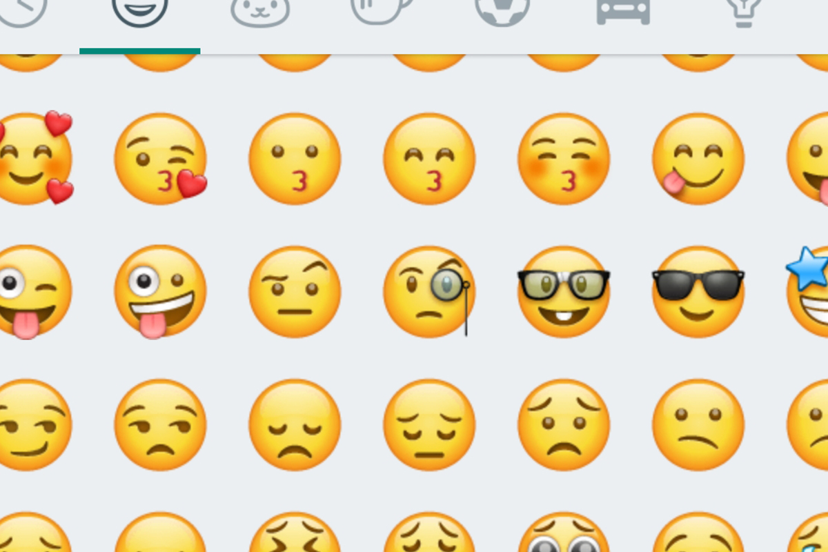 El emoji de la cara con ceja levantada se encuentra en la primera sección de WhatsApp. (Foto: Captura)