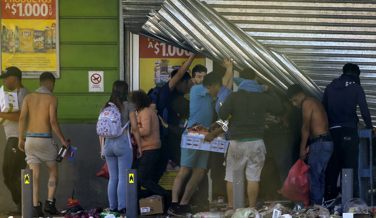 Las violentas protestas en Santiago incluyeron saqueos en centros comerciales. (Foto: AFP)