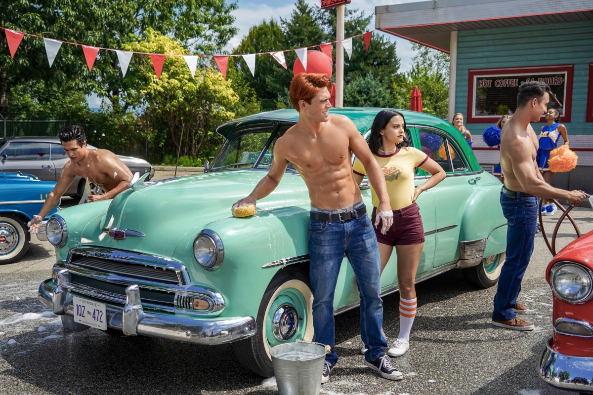 Archie y Ronnie tienen un evento de lavado de autos en Pop's  (Foto: The CW)