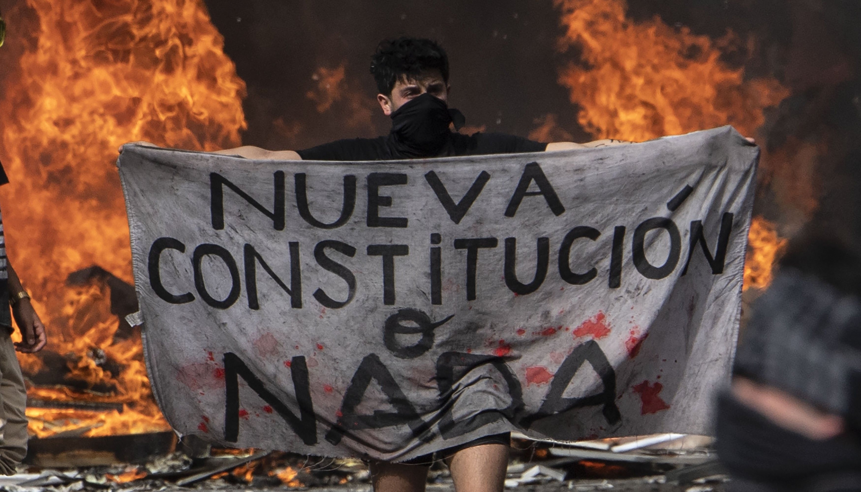 Un manifestante exige Nueva Constitución durante una protesta en Santiago. (AFP).