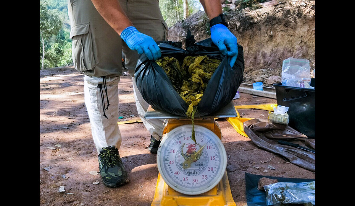 Pesan los desechos de plástico recuperados del estómago de un ciervo muerto en el Parque Nacional Khun Sathan en la provincia tailandesa de Nan. (Foto: AFP)
